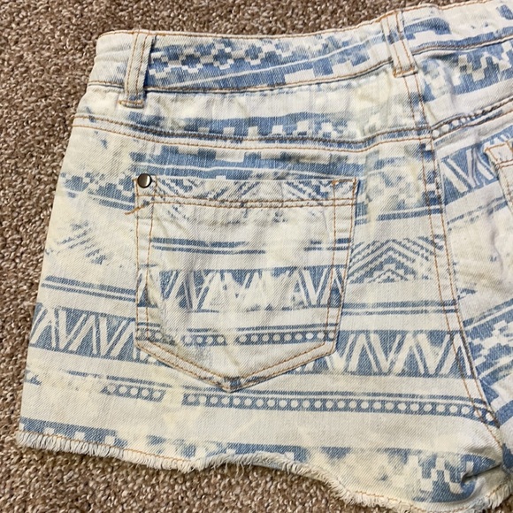 4/$24🦩 Tinseltown Denim Patterned Shorts Size 11 - Picture 4 of 9